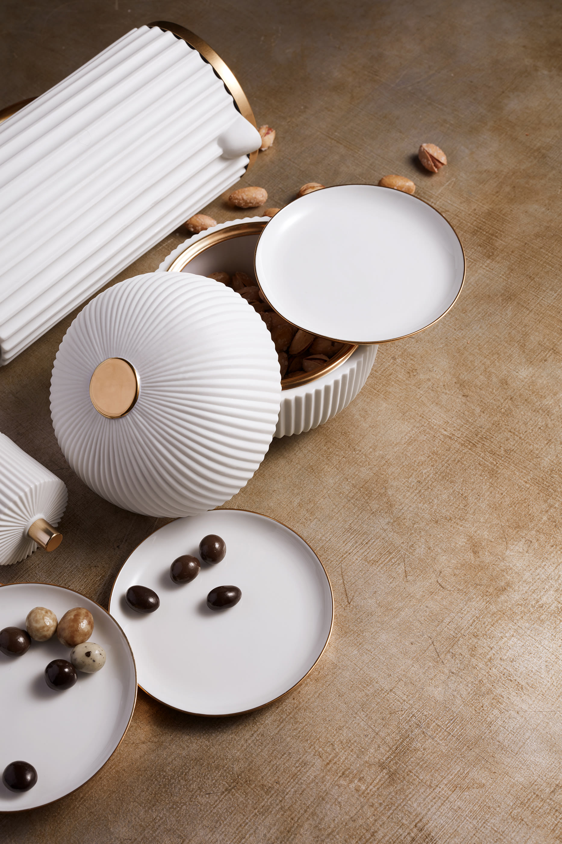 Iconic Box And Plates Set