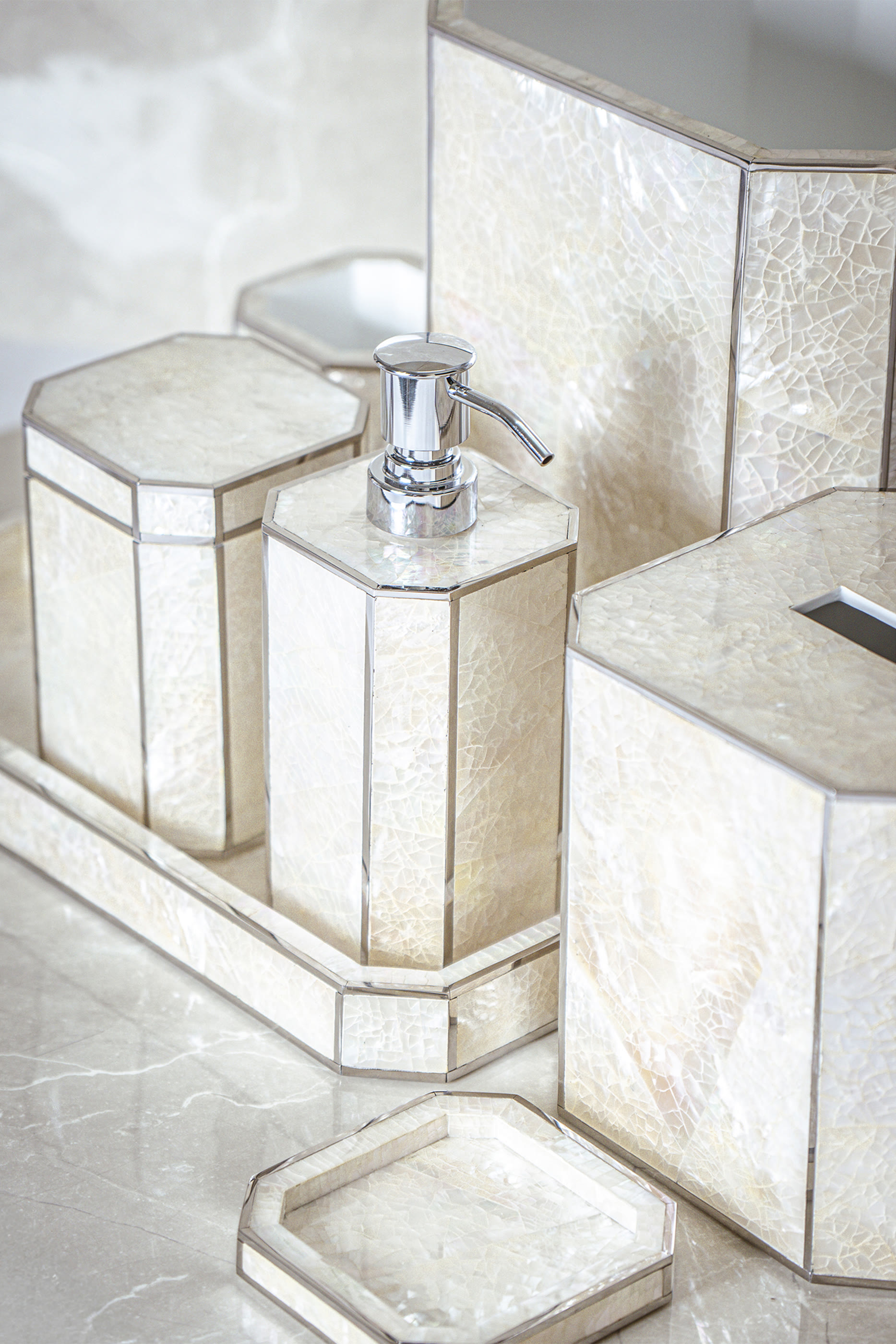 Crackled Mop Shell Waste Bin